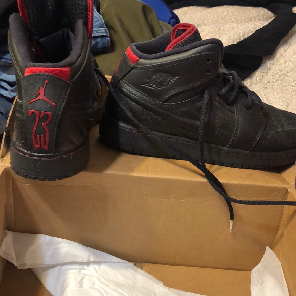 Black Jordans size 7Y